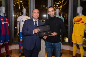 Entrega de diamante de la colección Etern Spotify Camp Nou en la Barça Store de Canaletes