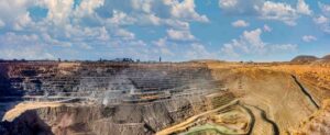 Las minas de diamantes dañan el medio natural y consumen mucha energía. Las minas de diamantes dañan el medio natural y consumen mucha energía.